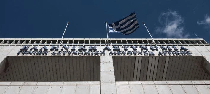 Οδηγός ταξί βρήκε παιδί 5 ετών να περιπλανιέται έξω από το Πεδίον του Αρεως -Το μετέφερε στη ΓΑΔΑ